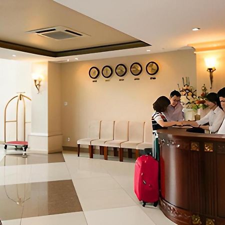 White Lion Hotel Хошимин Екстериор снимка