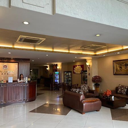 White Lion Hotel Хошимин Екстериор снимка