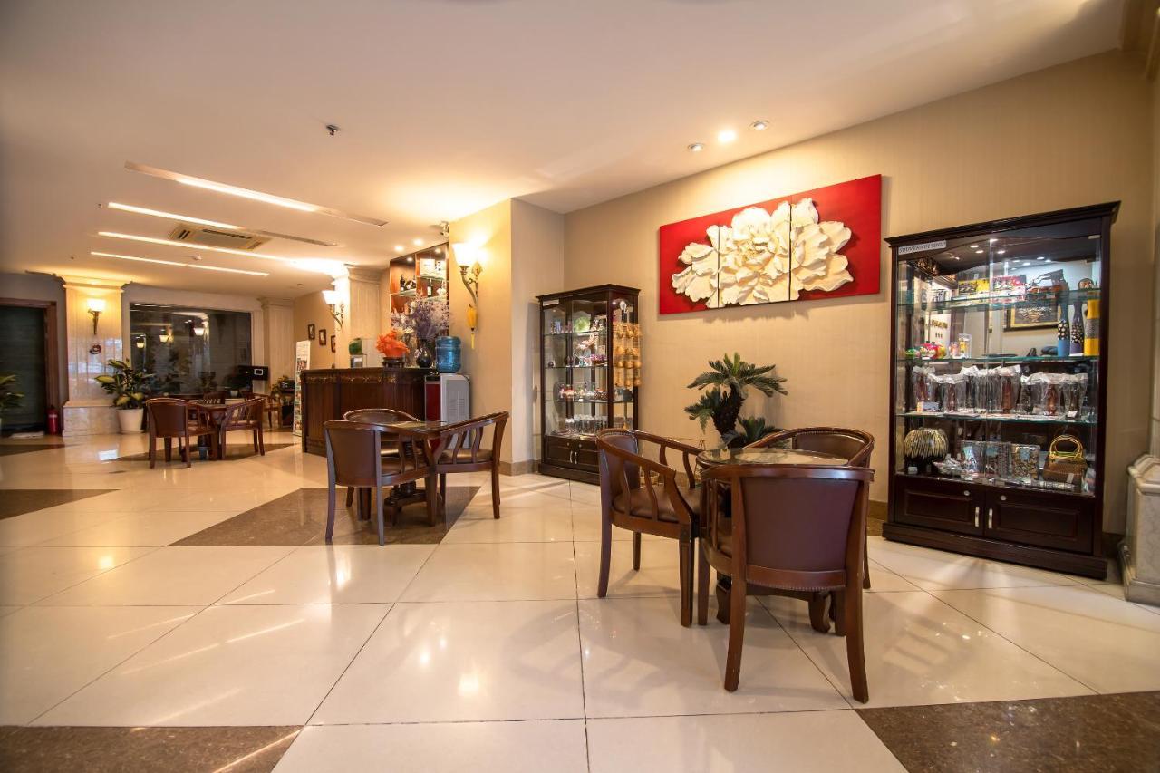 White Lion Hotel Хошимин Екстериор снимка