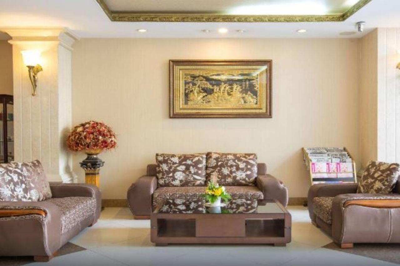 White Lion Hotel Хошимин Екстериор снимка