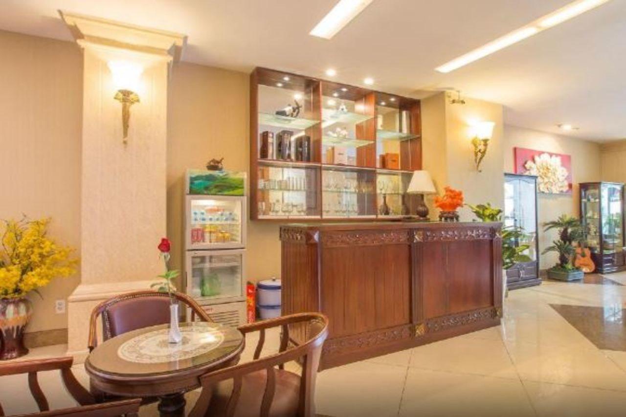White Lion Hotel Хошимин Екстериор снимка