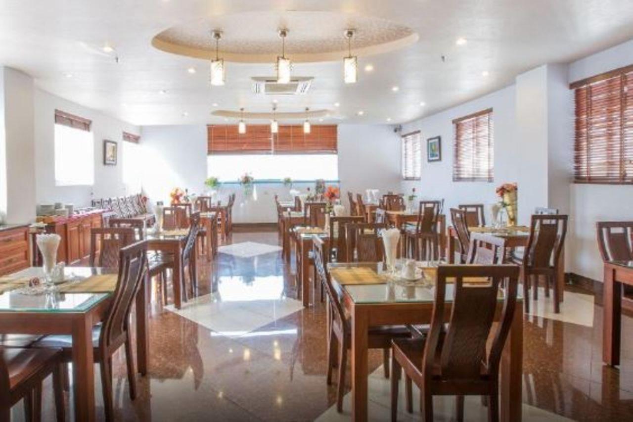 White Lion Hotel Хошимин Екстериор снимка