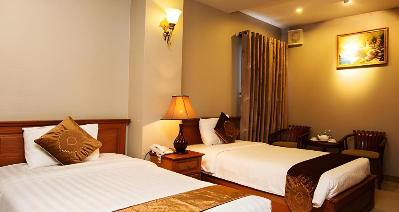 White Lion Hotel Хошимин Екстериор снимка