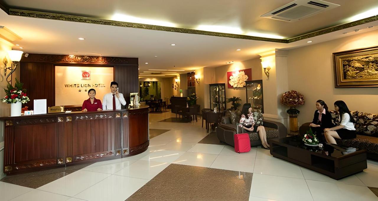 White Lion Hotel Хошимин Екстериор снимка