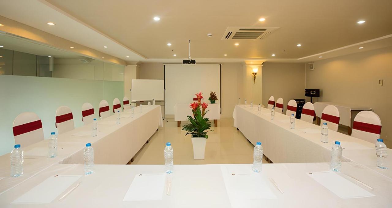White Lion Hotel Хошимин Екстериор снимка