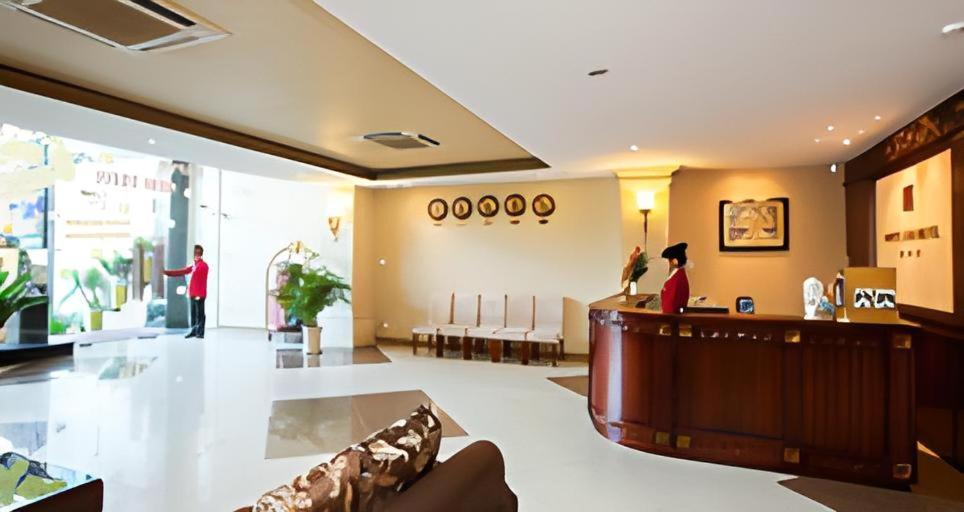 White Lion Hotel Хошимин Екстериор снимка