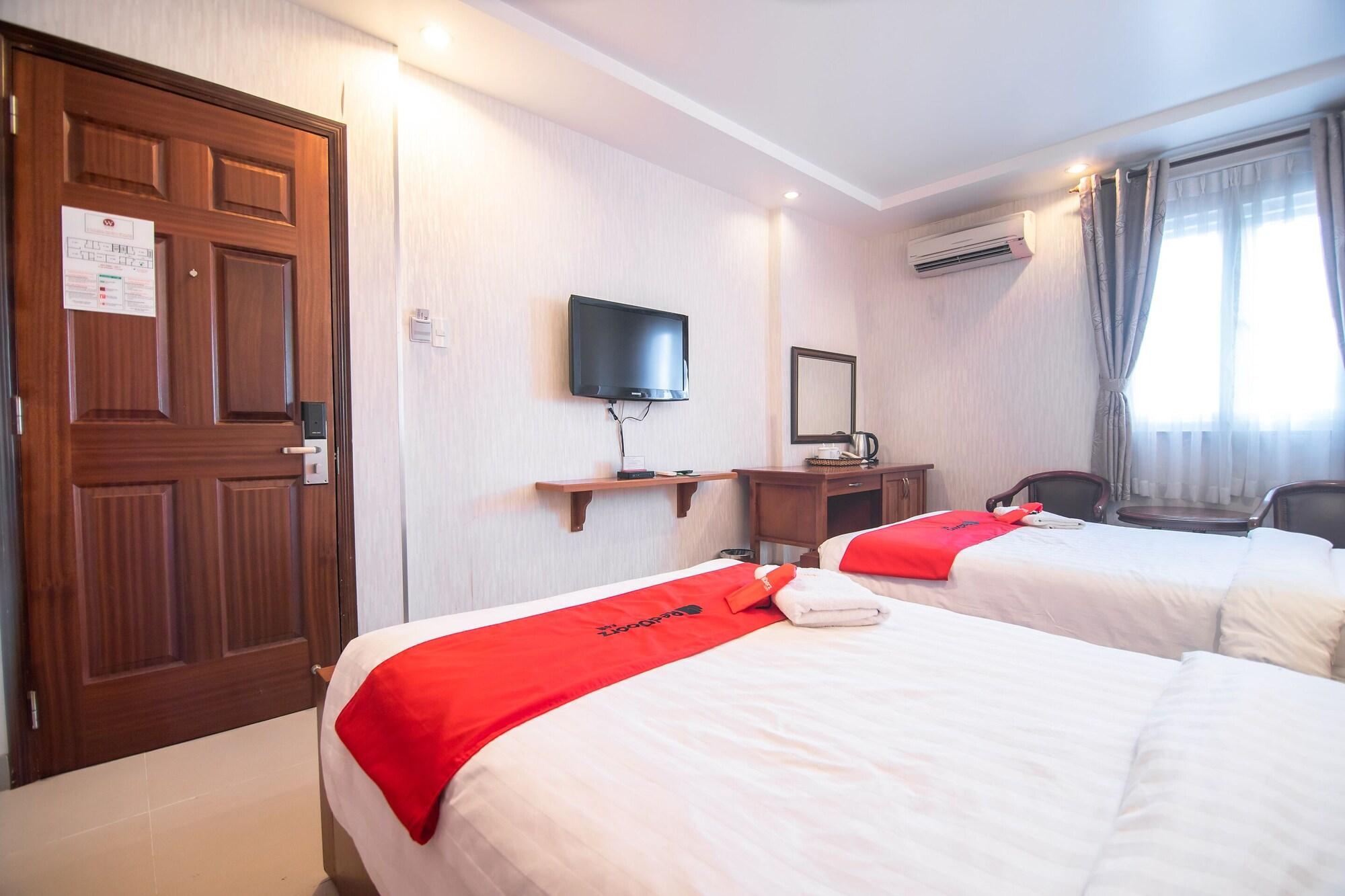 White Lion Hotel Хошимин Екстериор снимка