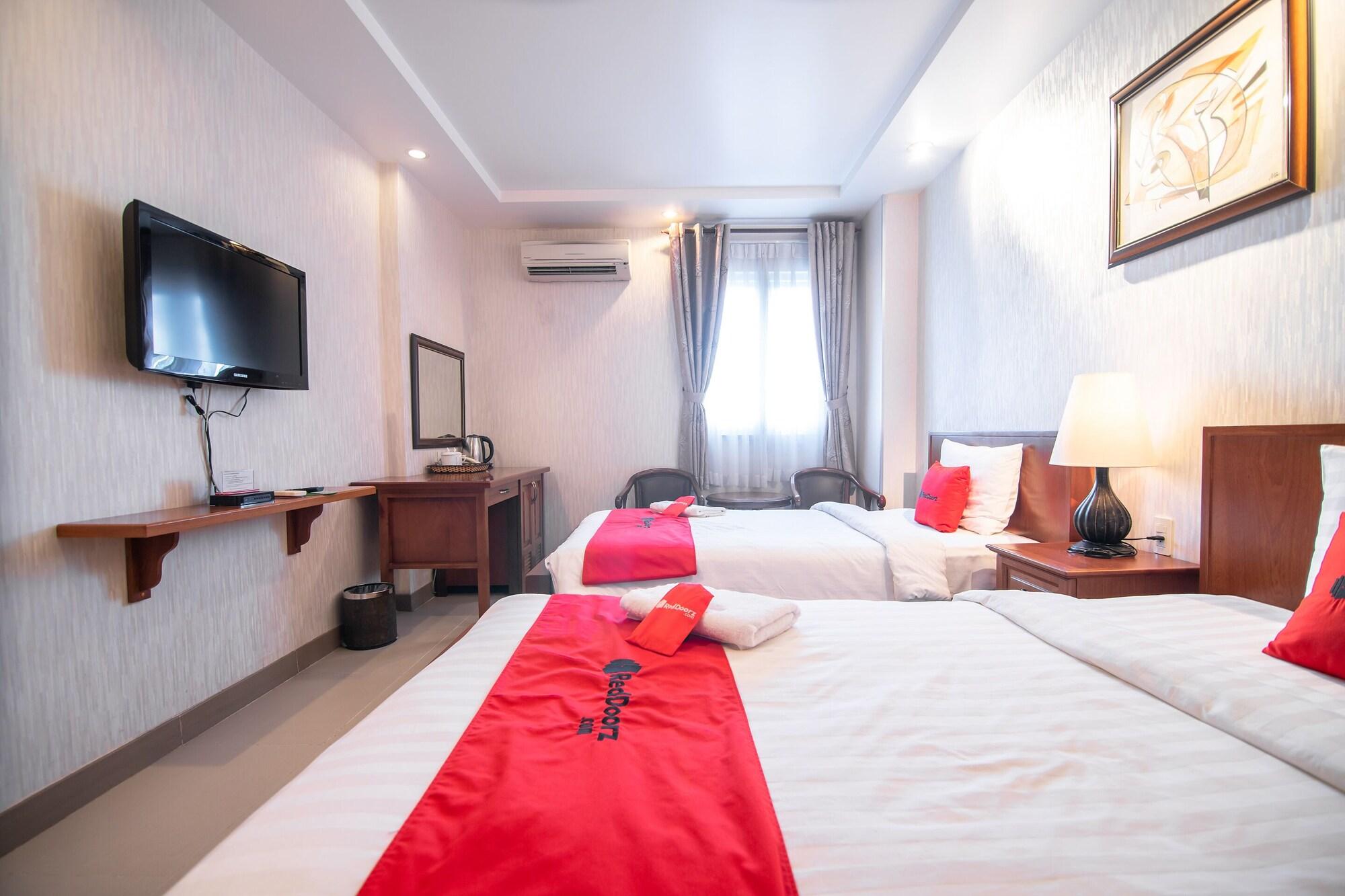 White Lion Hotel Хошимин Екстериор снимка