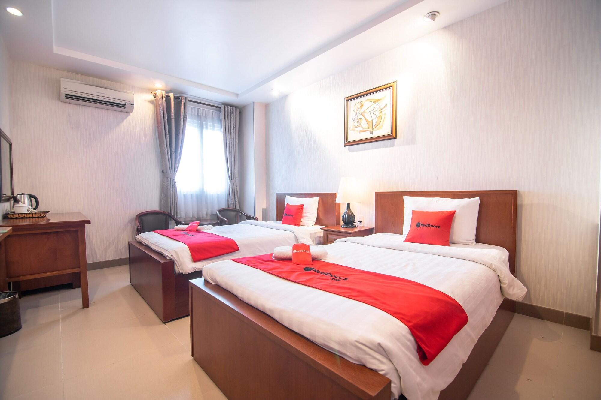 White Lion Hotel Хошимин Екстериор снимка