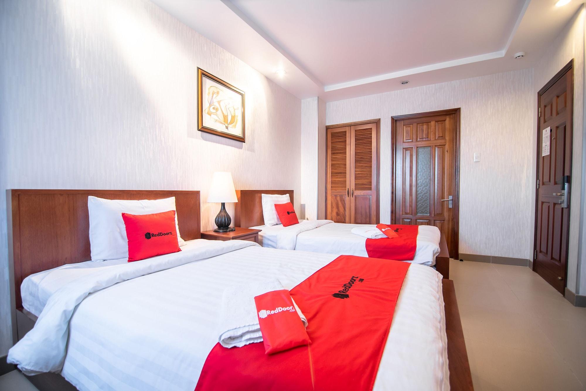 White Lion Hotel Хошимин Екстериор снимка
