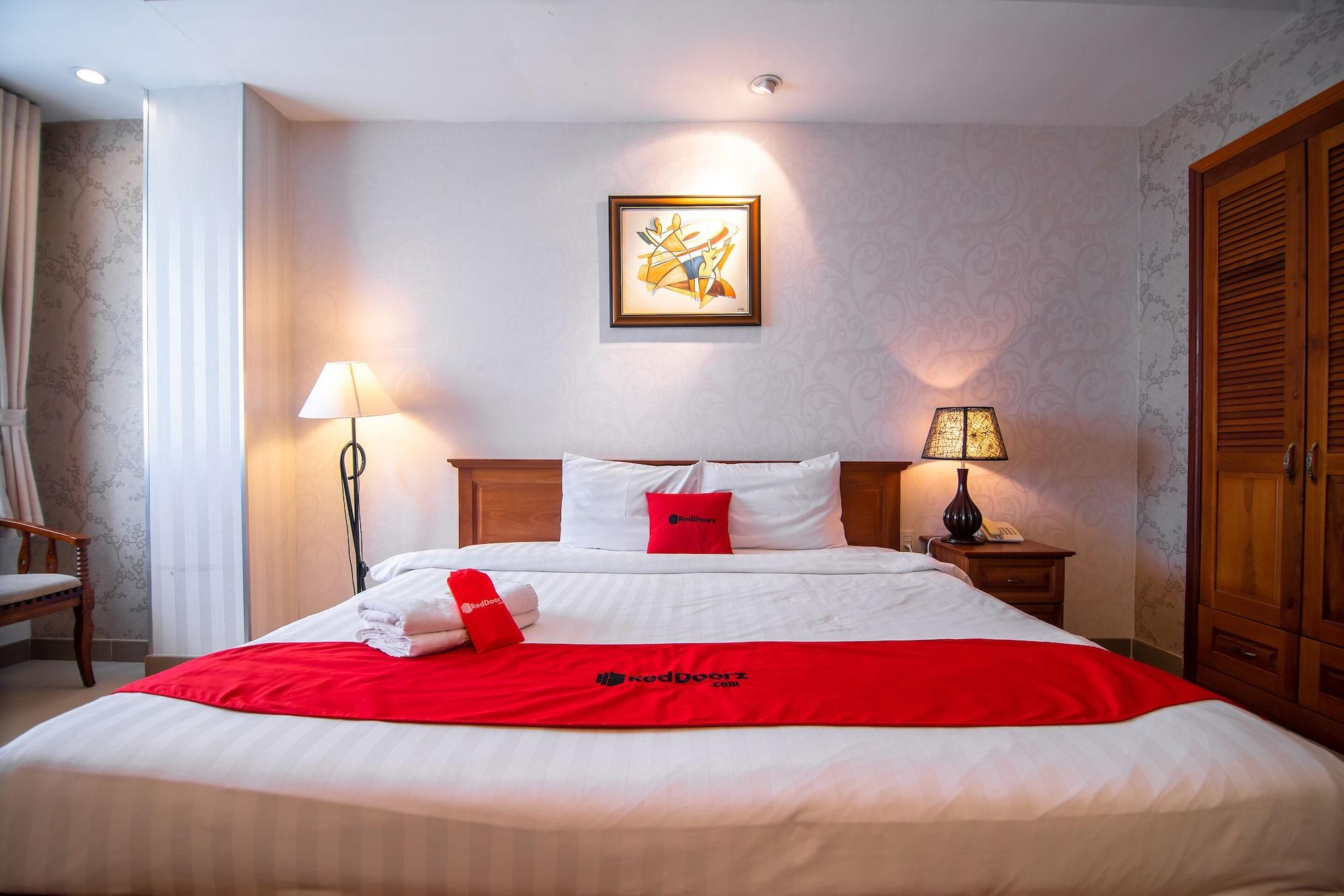 White Lion Hotel Хошимин Екстериор снимка
