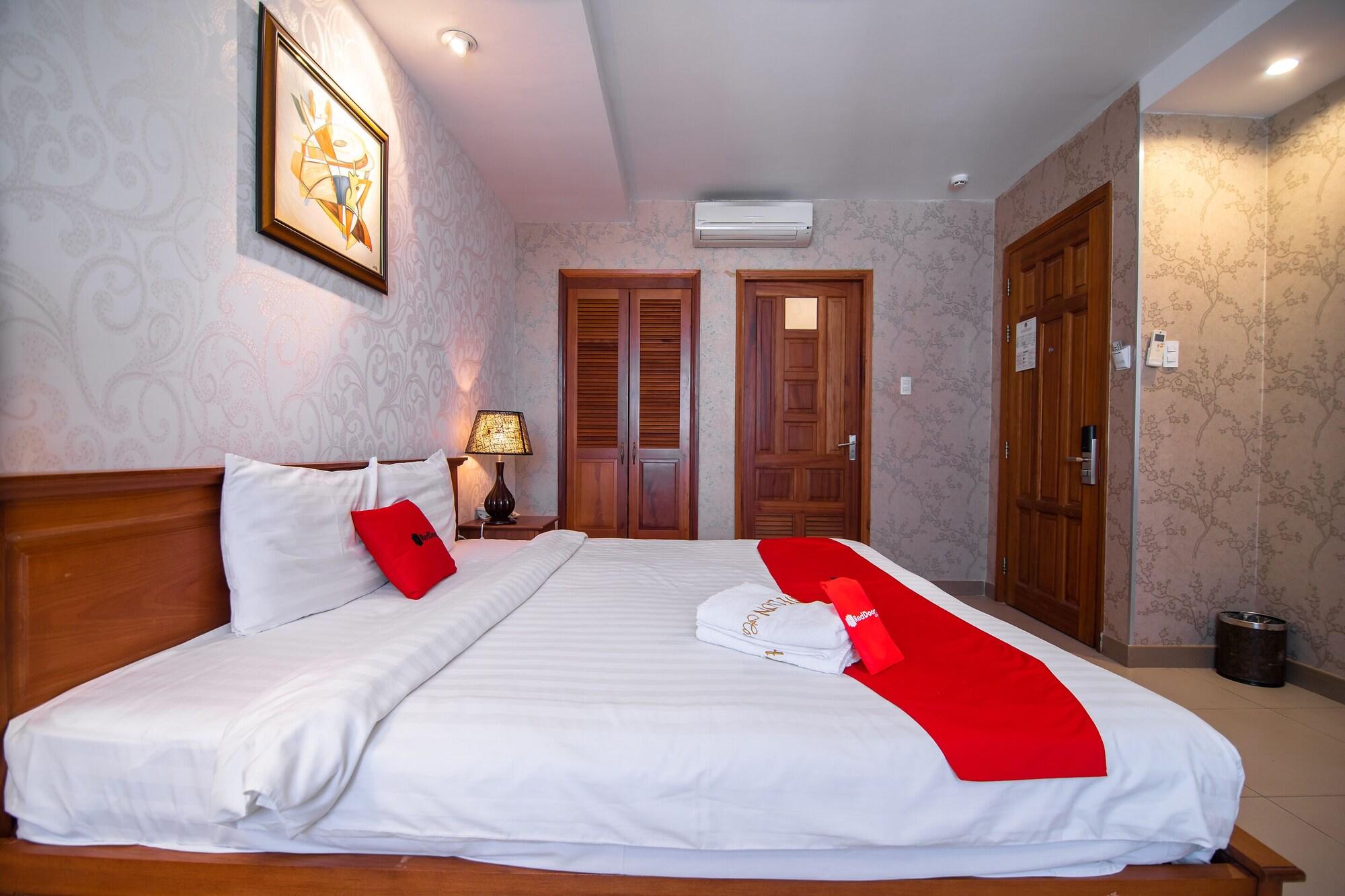 White Lion Hotel Хошимин Екстериор снимка