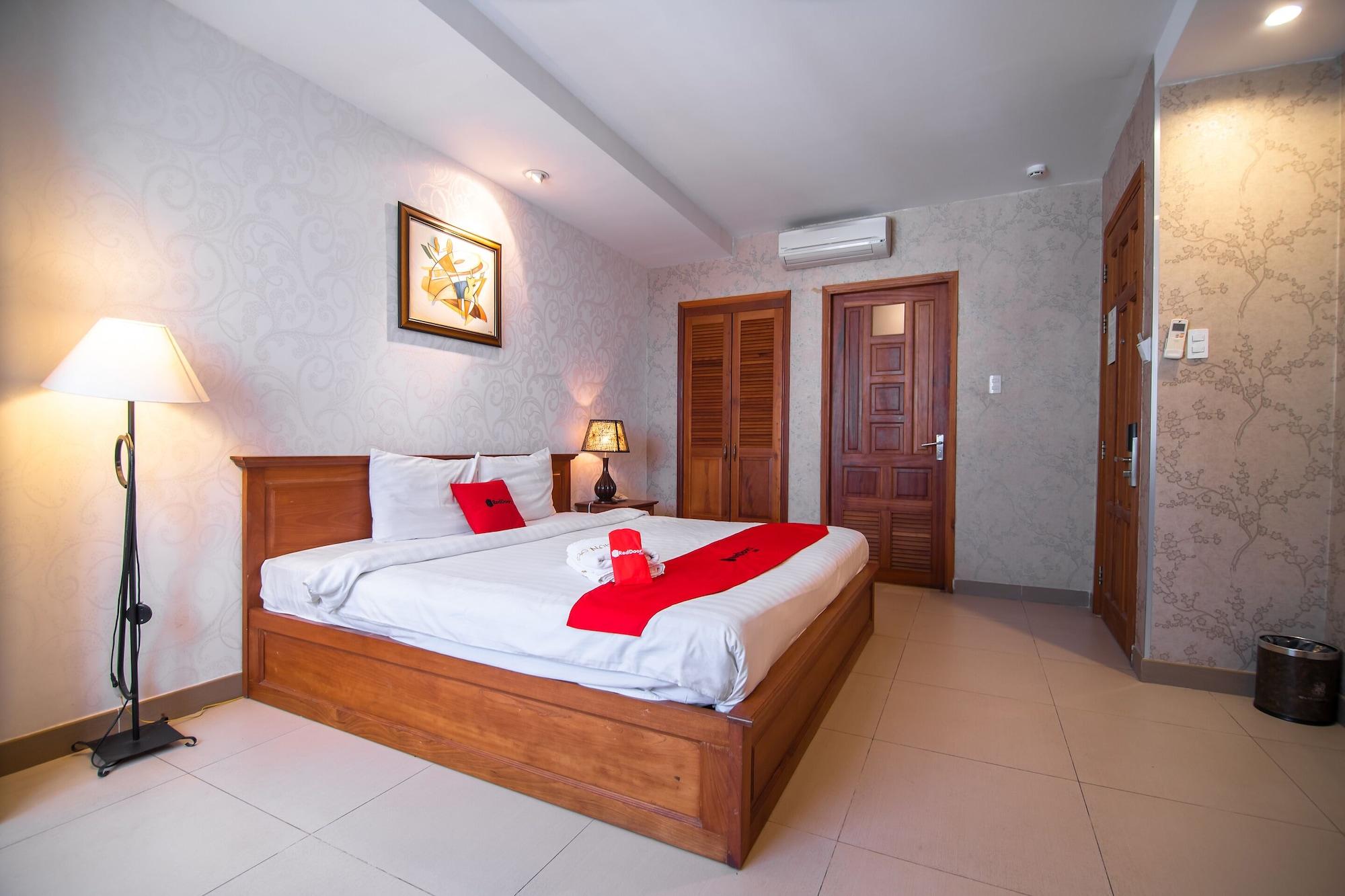 White Lion Hotel Хошимин Екстериор снимка