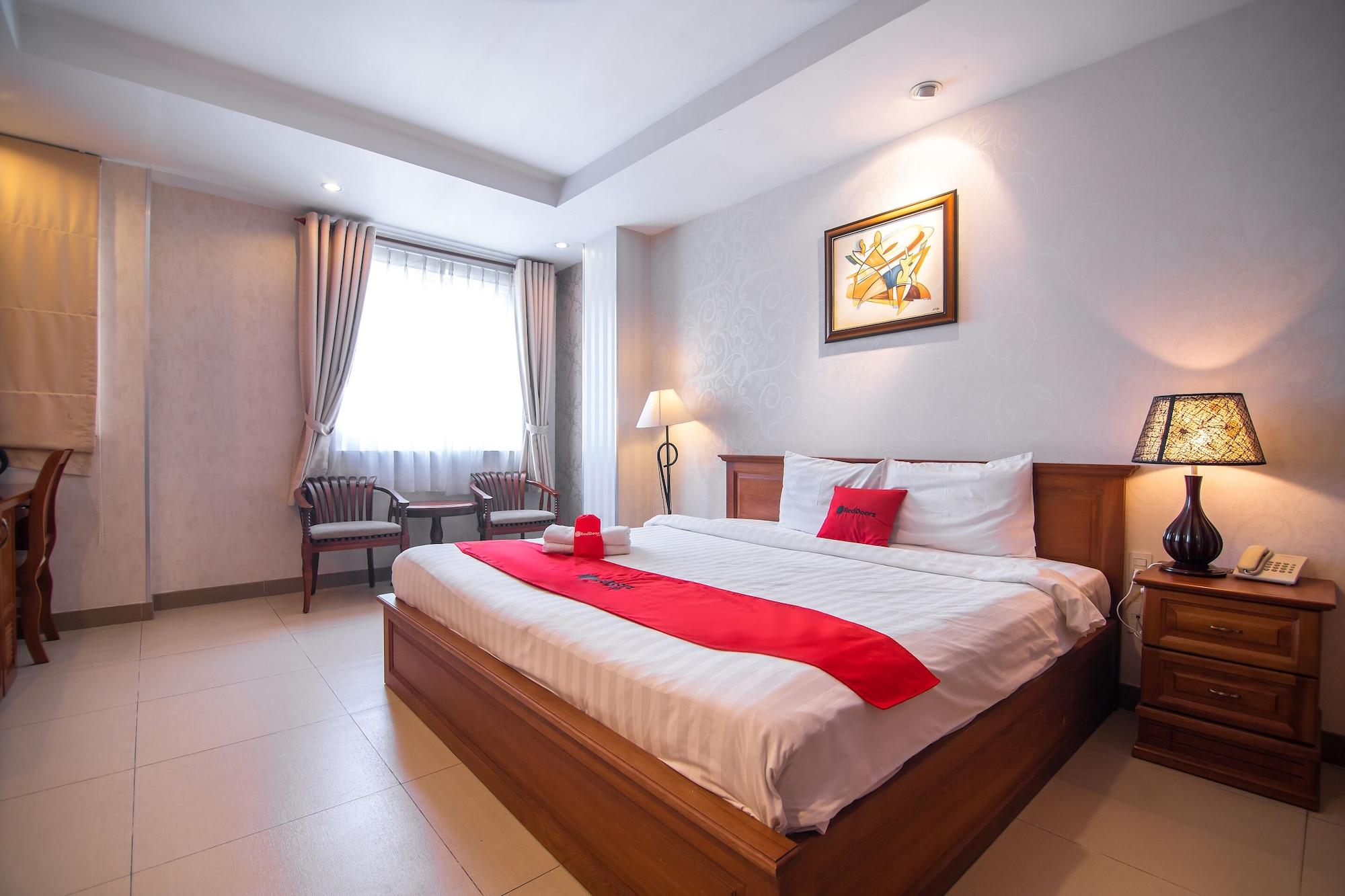 White Lion Hotel Хошимин Екстериор снимка