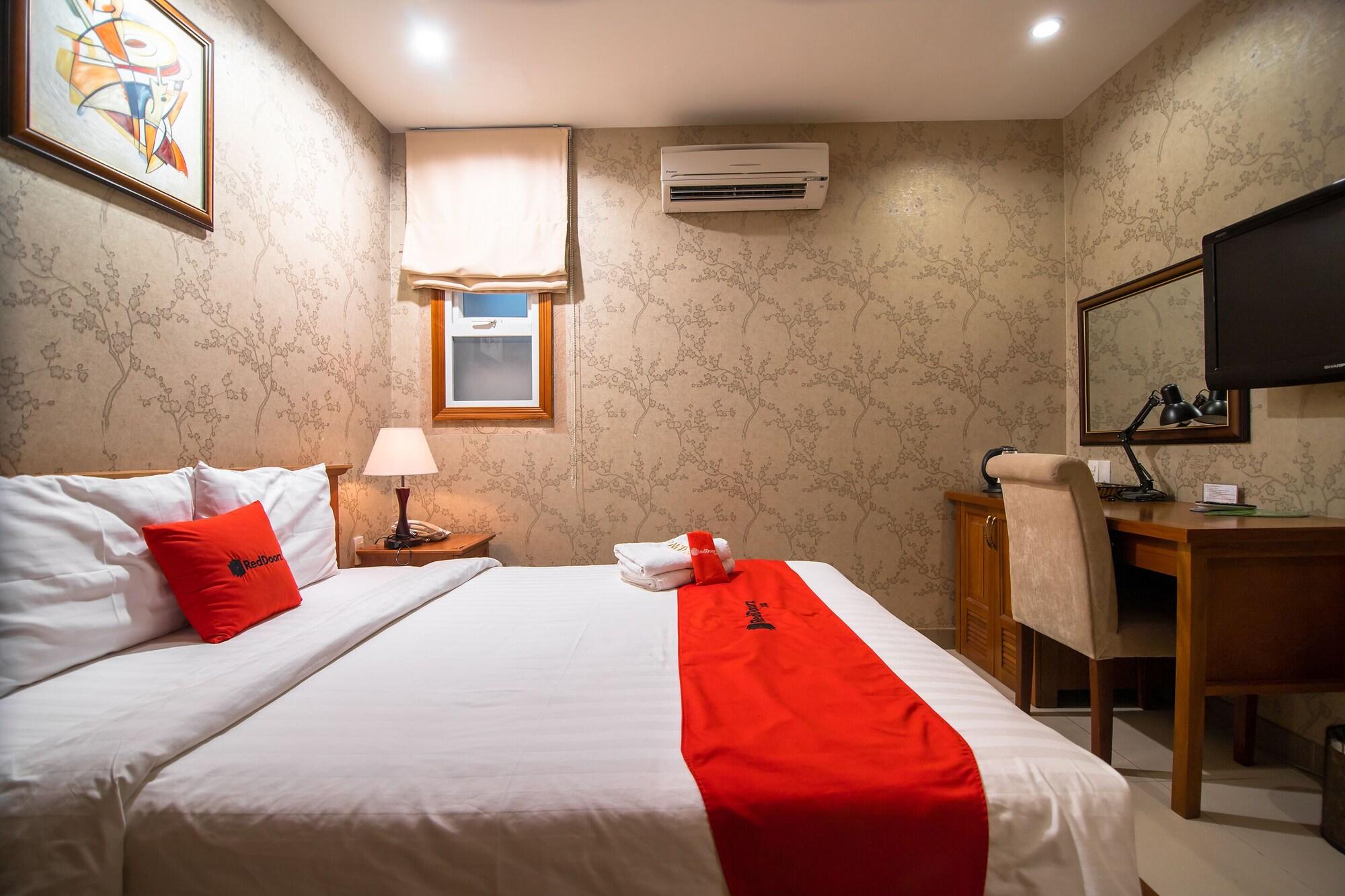 White Lion Hotel Хошимин Екстериор снимка