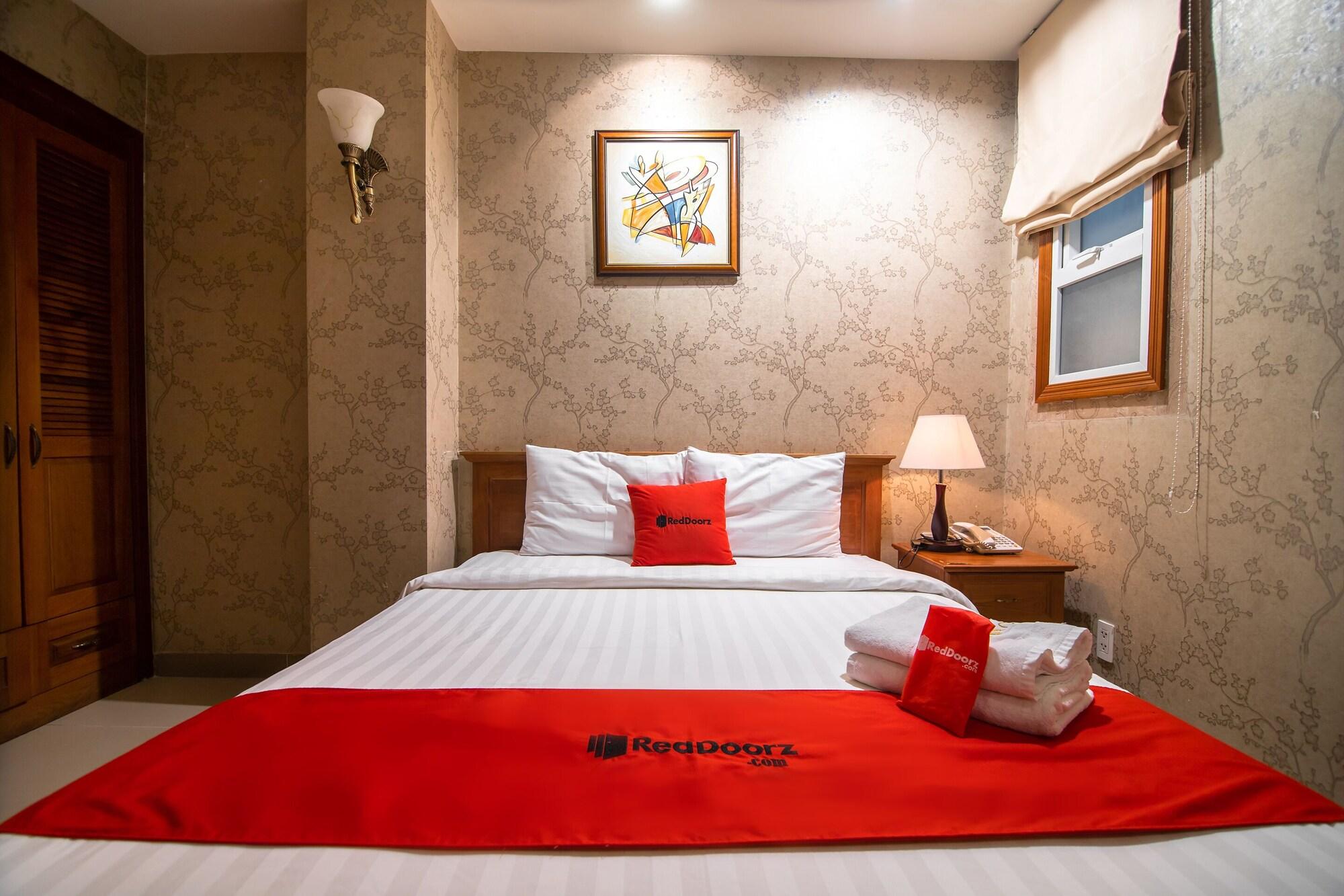 White Lion Hotel Хошимин Екстериор снимка