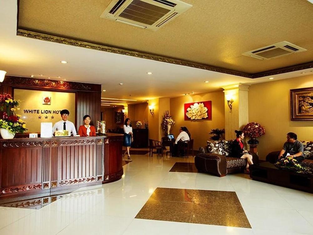 White Lion Hotel Хошимин Екстериор снимка