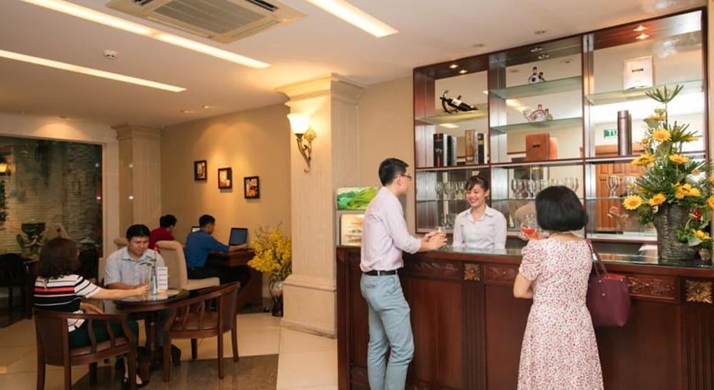 White Lion Hotel Хошимин Екстериор снимка