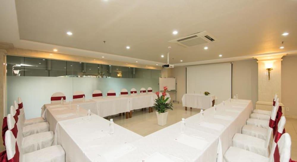 White Lion Hotel Хошимин Екстериор снимка