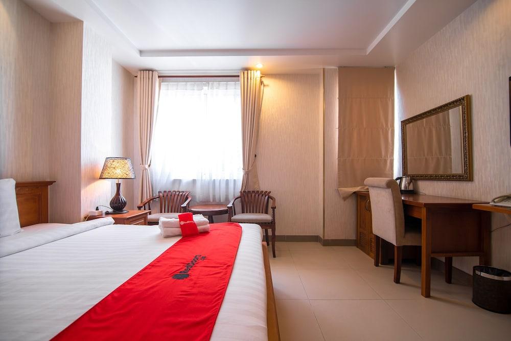 White Lion Hotel Хошимин Екстериор снимка