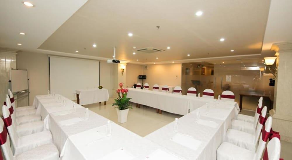 White Lion Hotel Хошимин Екстериор снимка