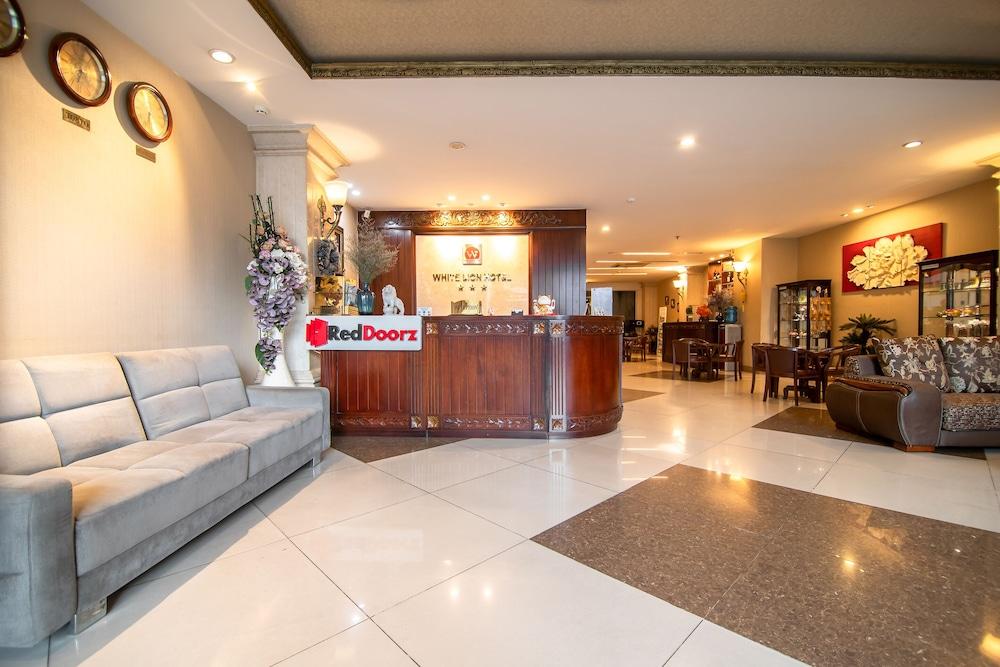 White Lion Hotel Хошимин Екстериор снимка