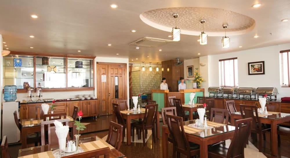 White Lion Hotel Хошимин Екстериор снимка