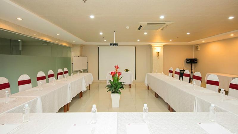 White Lion Hotel Хошимин Екстериор снимка