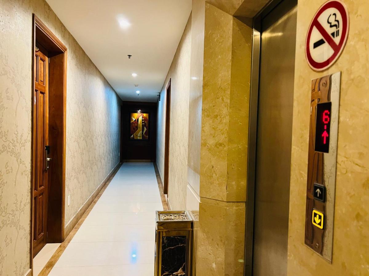 White Lion Hotel Хошимин Екстериор снимка