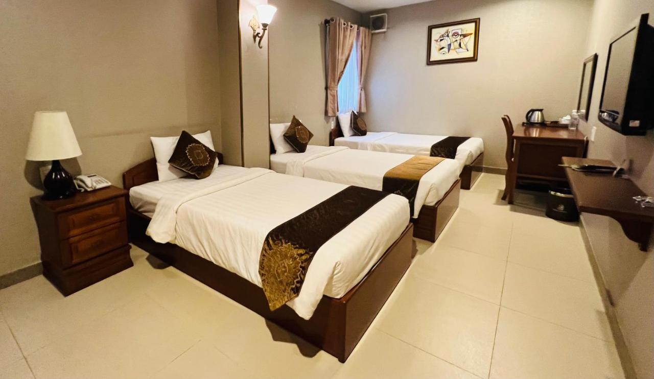 White Lion Hotel Хошимин Екстериор снимка