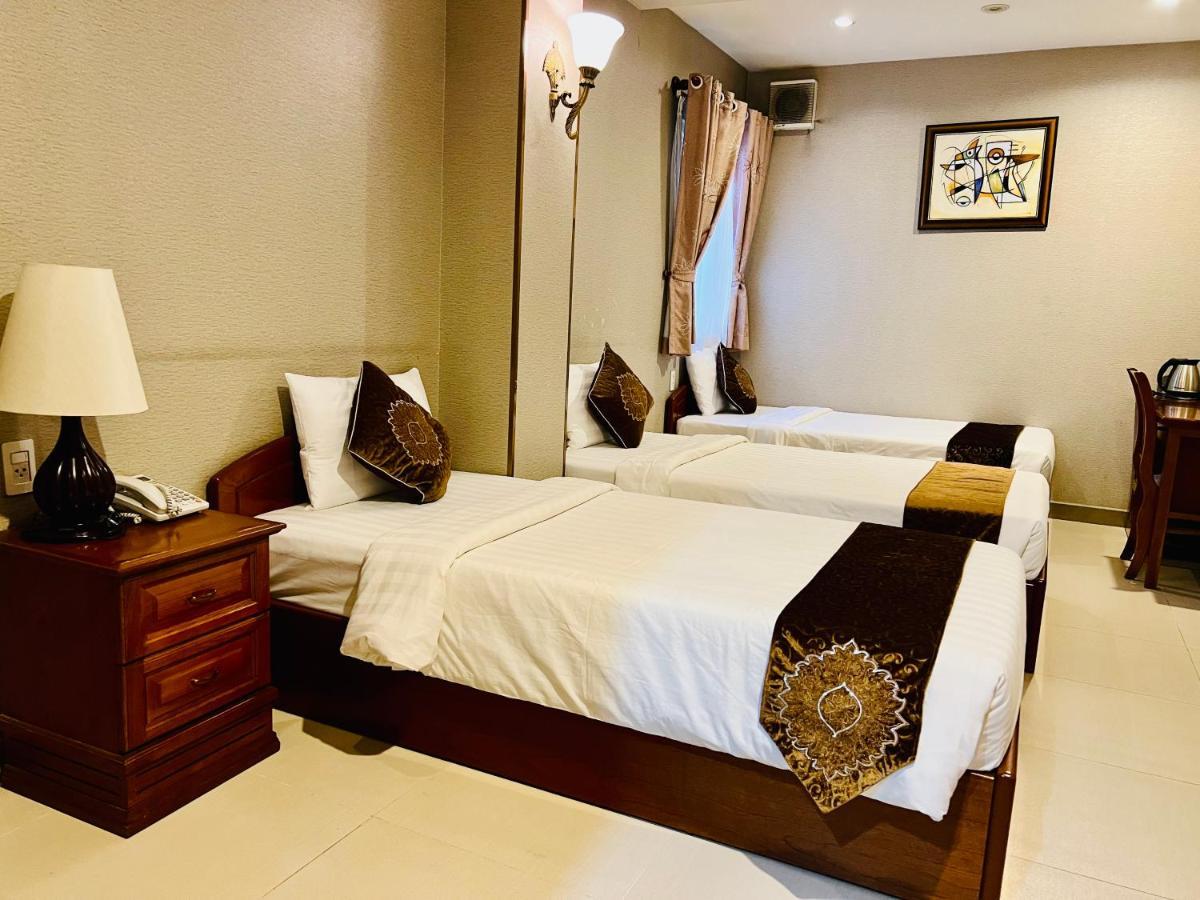 White Lion Hotel Хошимин Екстериор снимка