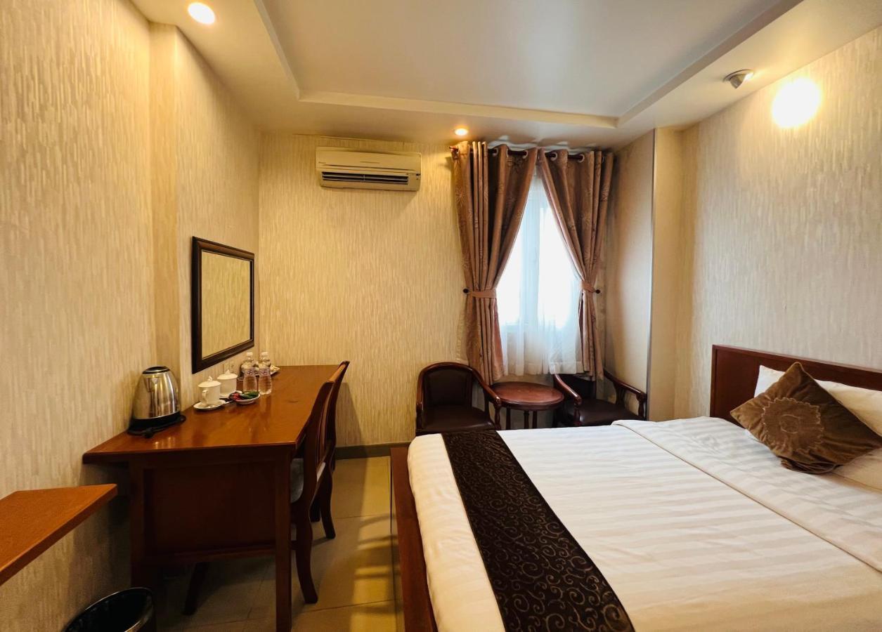 White Lion Hotel Хошимин Екстериор снимка