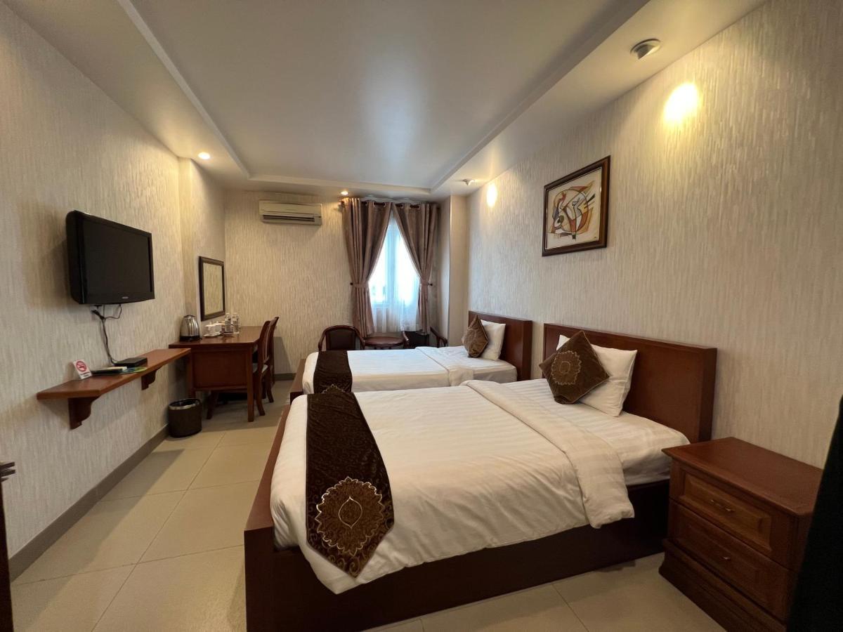 White Lion Hotel Хошимин Екстериор снимка