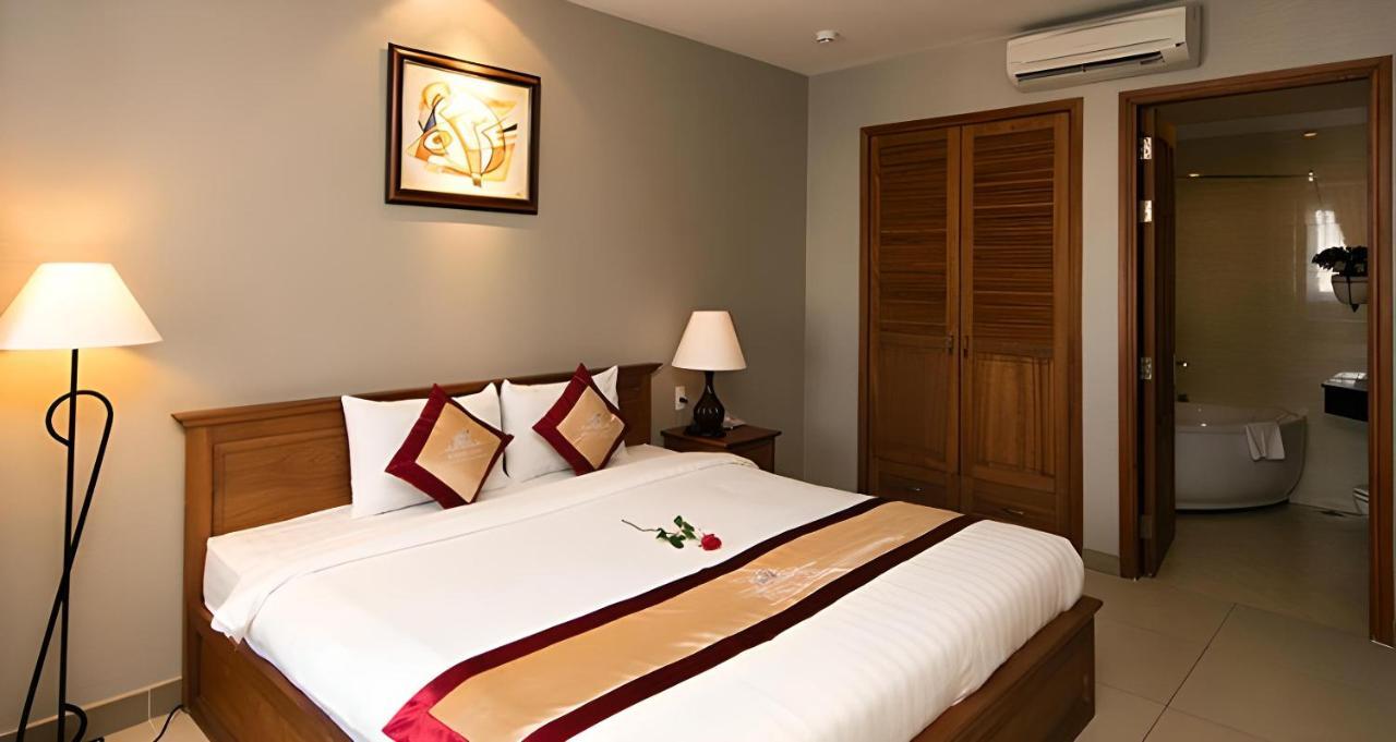 White Lion Hotel Хошимин Екстериор снимка