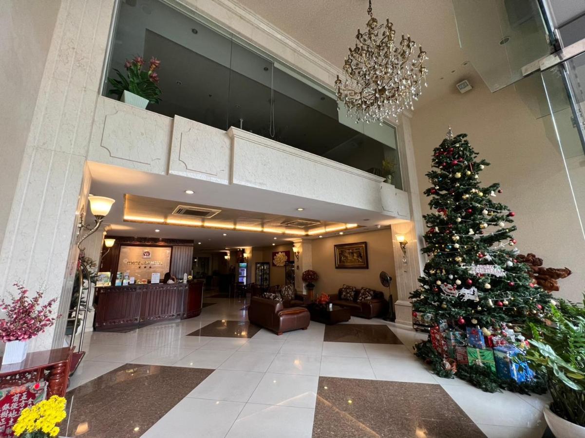 White Lion Hotel Хошимин Екстериор снимка