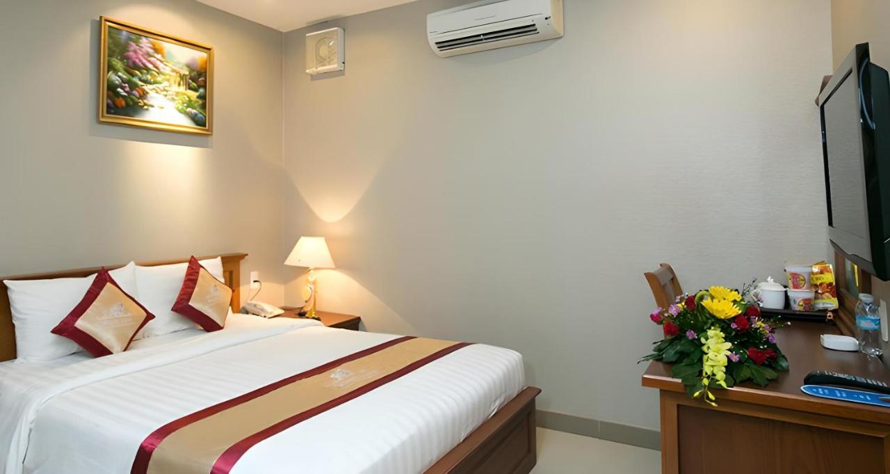 White Lion Hotel Хошимин Екстериор снимка