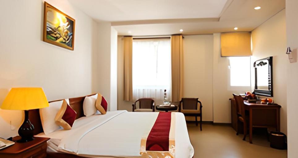 White Lion Hotel Хошимин Екстериор снимка