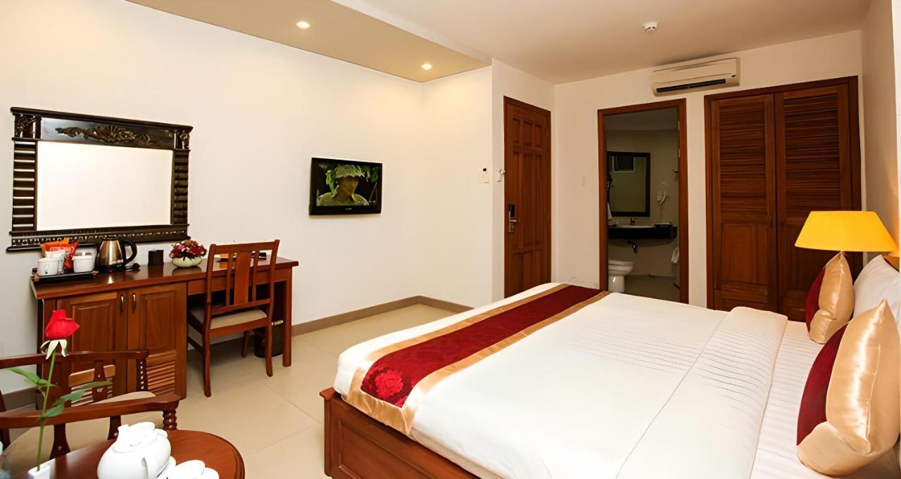 White Lion Hotel Хошимин Екстериор снимка