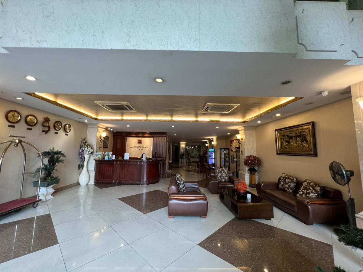 White Lion Hotel Хошимин Екстериор снимка