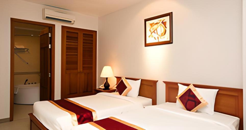 White Lion Hotel Хошимин Екстериор снимка
