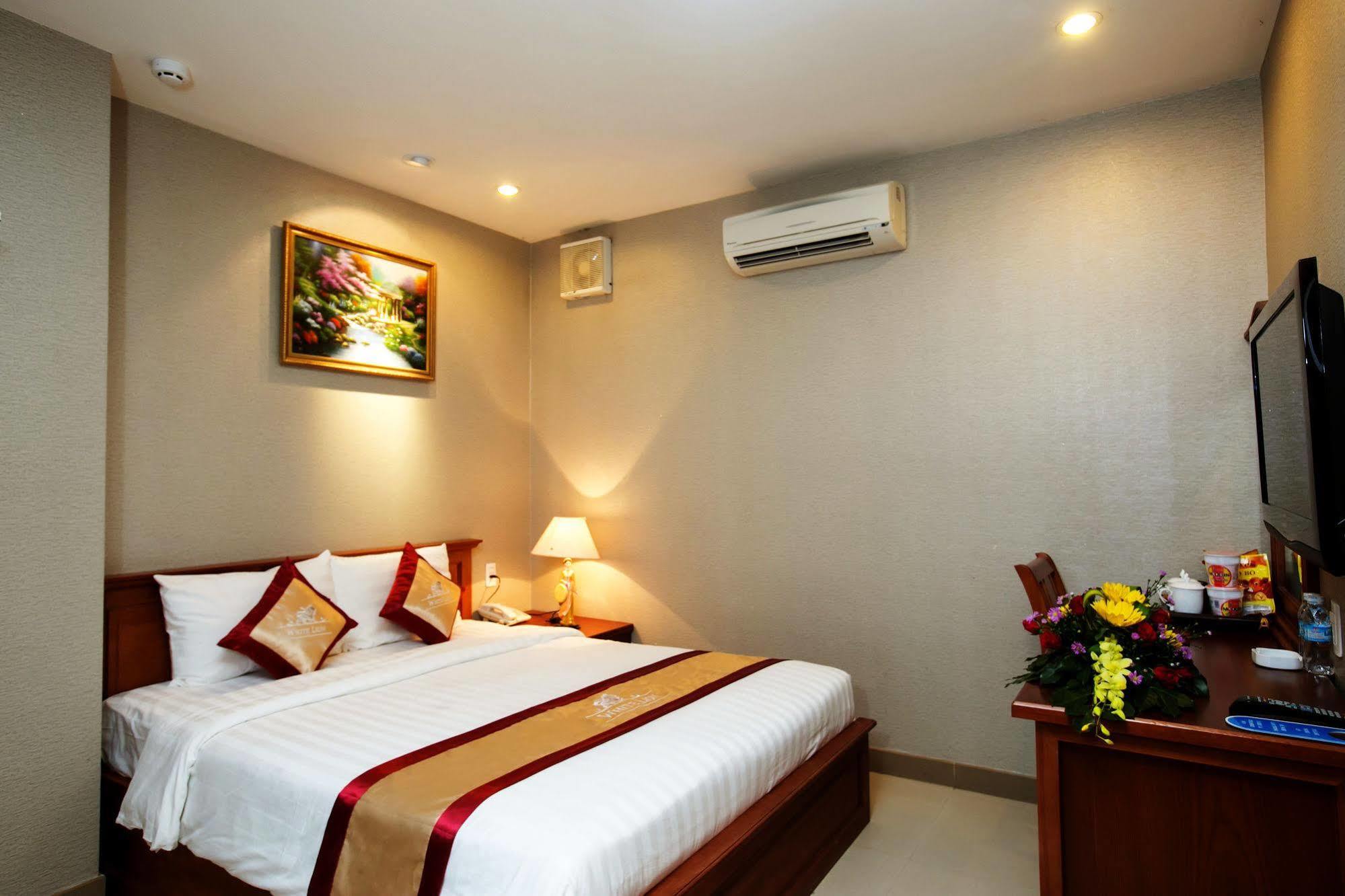 White Lion Hotel Хошимин Екстериор снимка