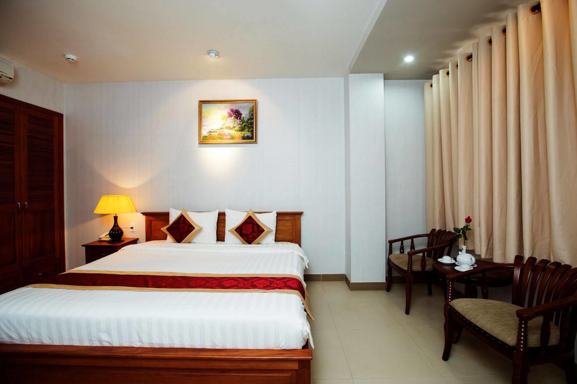 White Lion Hotel Хошимин Екстериор снимка