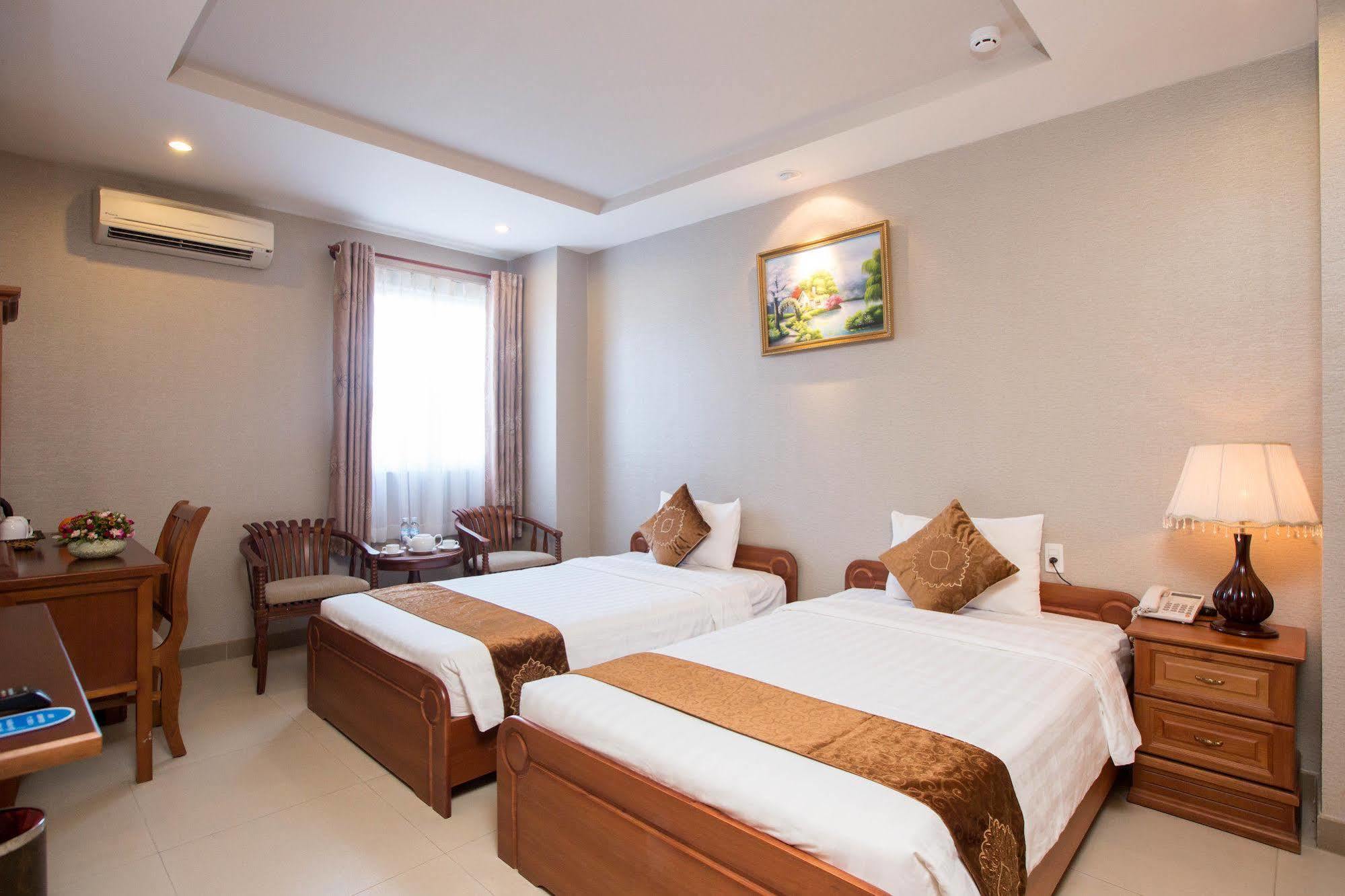 White Lion Hotel Хошимин Екстериор снимка