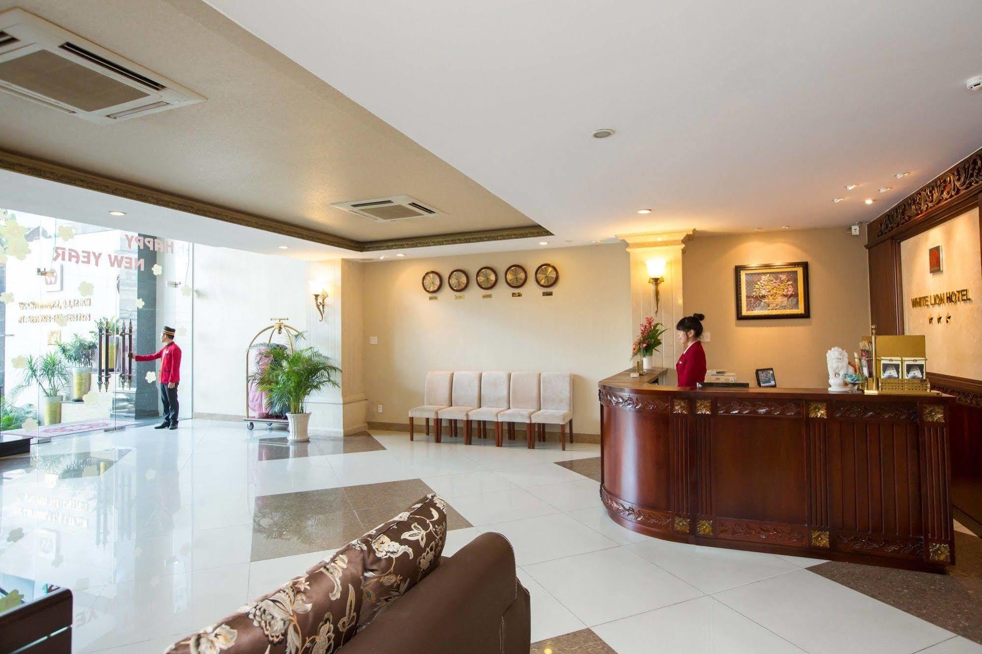 White Lion Hotel Хошимин Екстериор снимка