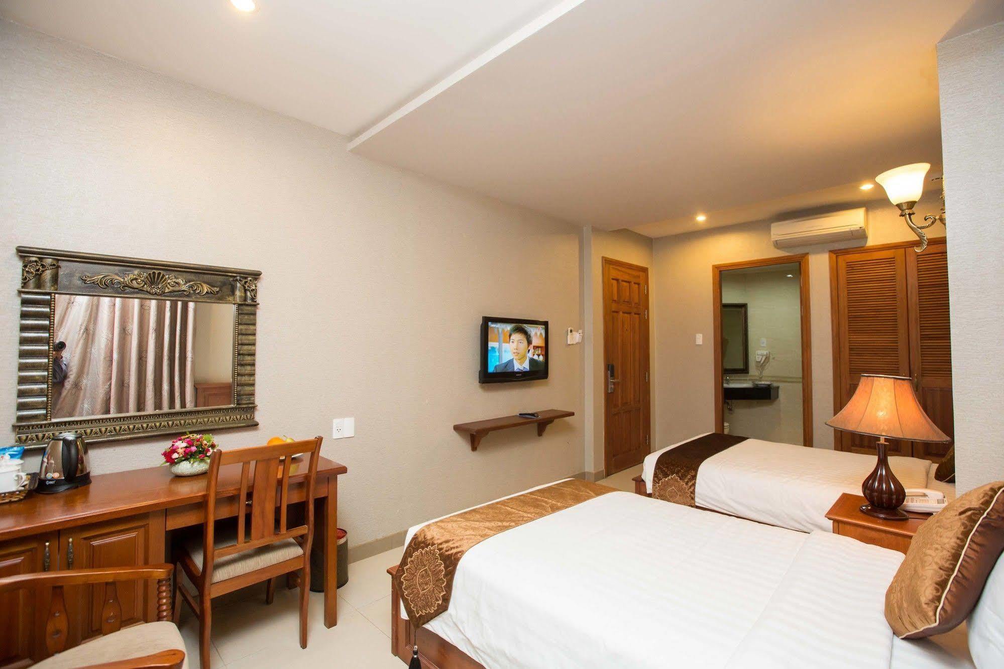 White Lion Hotel Хошимин Екстериор снимка