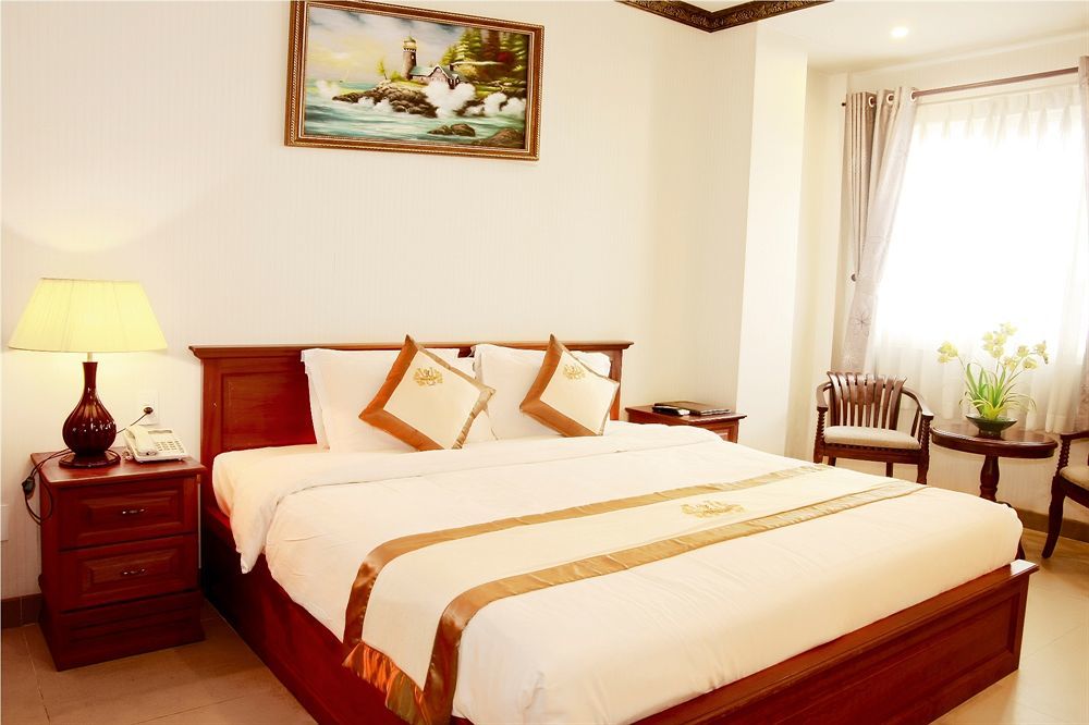 White Lion Hotel Хошимин Екстериор снимка