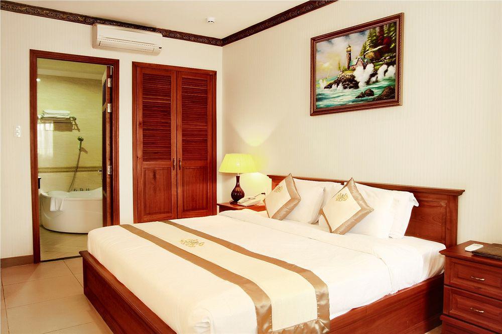White Lion Hotel Хошимин Екстериор снимка