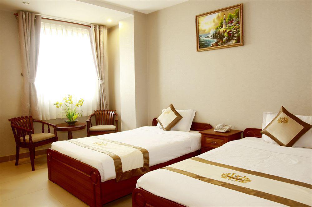 White Lion Hotel Хошимин Екстериор снимка